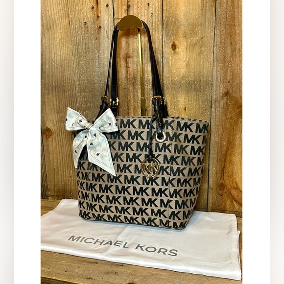 Michael Kors. 3 Piece Set: Jet Set Tote Bag with Free Dust Bag & Purse Scarf. - Picture 9 of 16